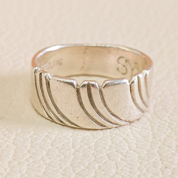 Sterling Silver Carved Band – Signed SY (Steve Yellowhorse), Size 8 - Picture 7 of 9